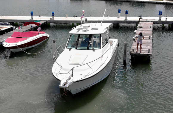 Boston-Whaler-345-Conquest-Pilothouse-(2009)